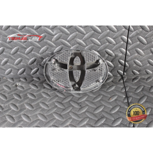 9723M0010 EMBLEMA STEMMA PARAURTI ANTERIORE TOYOTA YARIS 3 III (P13)(2010 >)