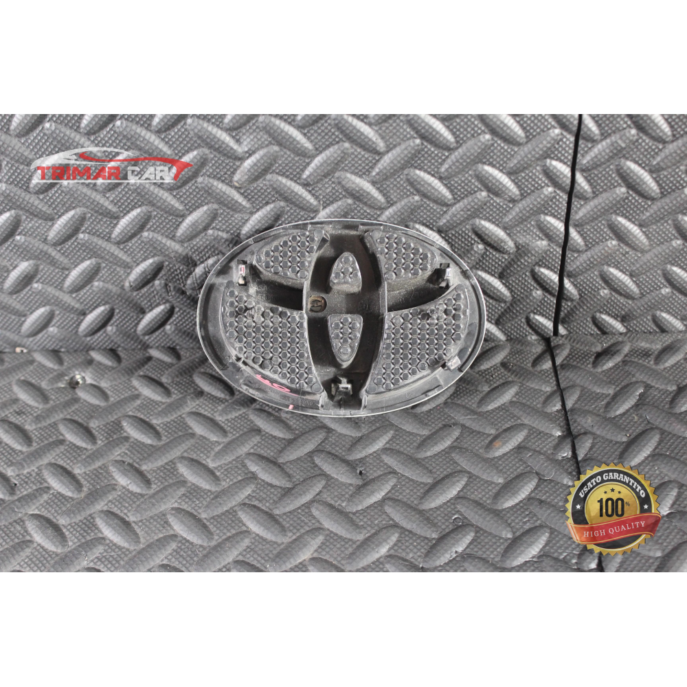 9723M0010 EMBLEMA STEMMA PARAURTI ANTERIORE TOYOTA YARIS 3 III (P13)(2010 >)