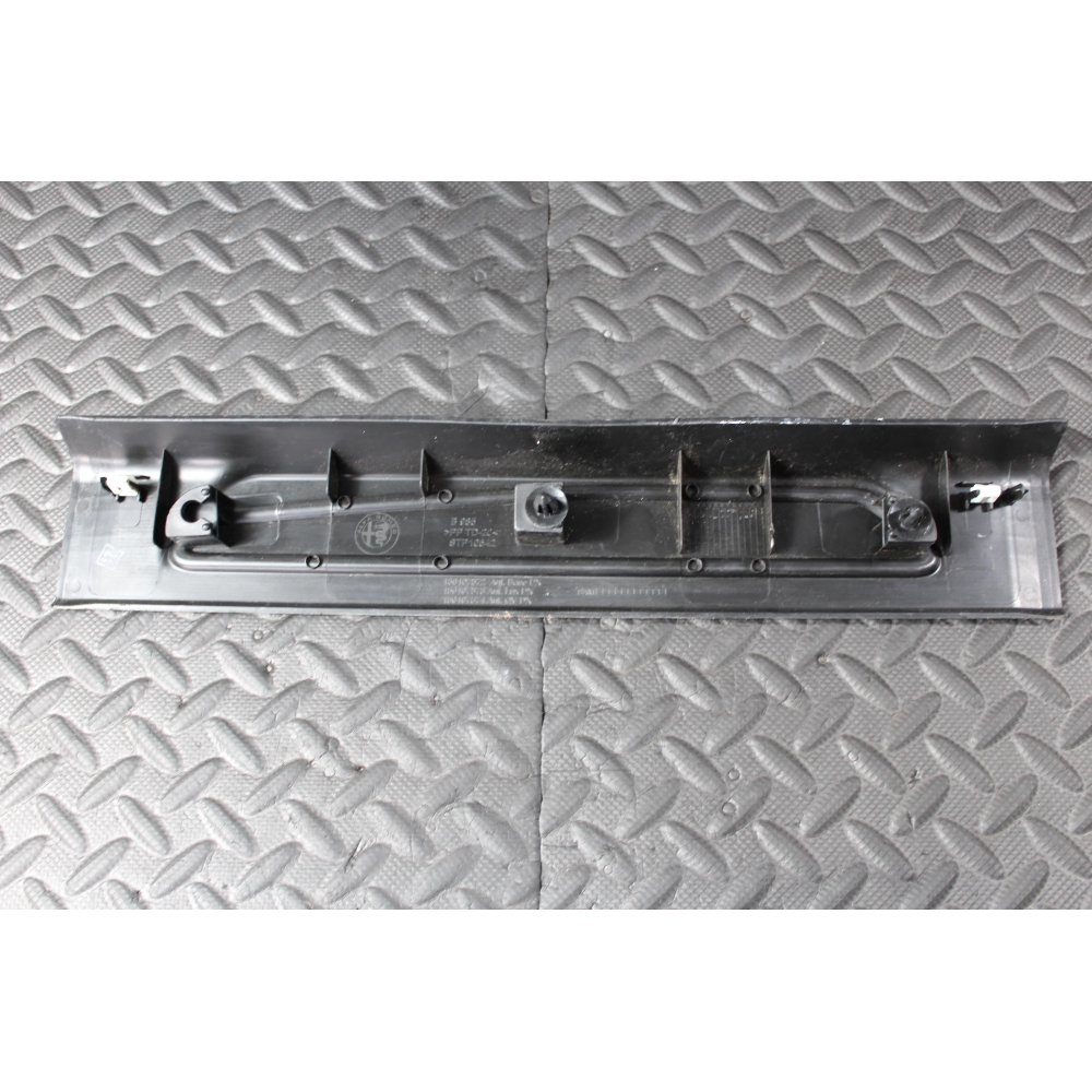 156107572 PROFILO BATTITACCO ANTERIORE DESTRO ALFA ROMEO GIULIA 2 (952)(2015 >) 2.2D 110KW 150CV COD. MOT. 55266388