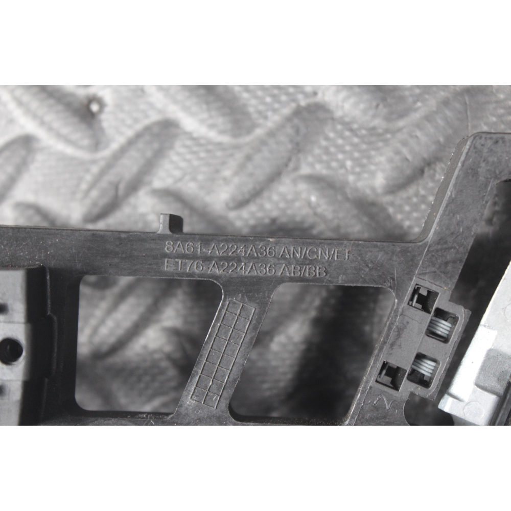 8A61-A224A36AN SUPPORTO MANIGLIA ESTERNA ANTERIORE DESTRA 4PIN FORD FIESTA 6 VI (2008-2017)