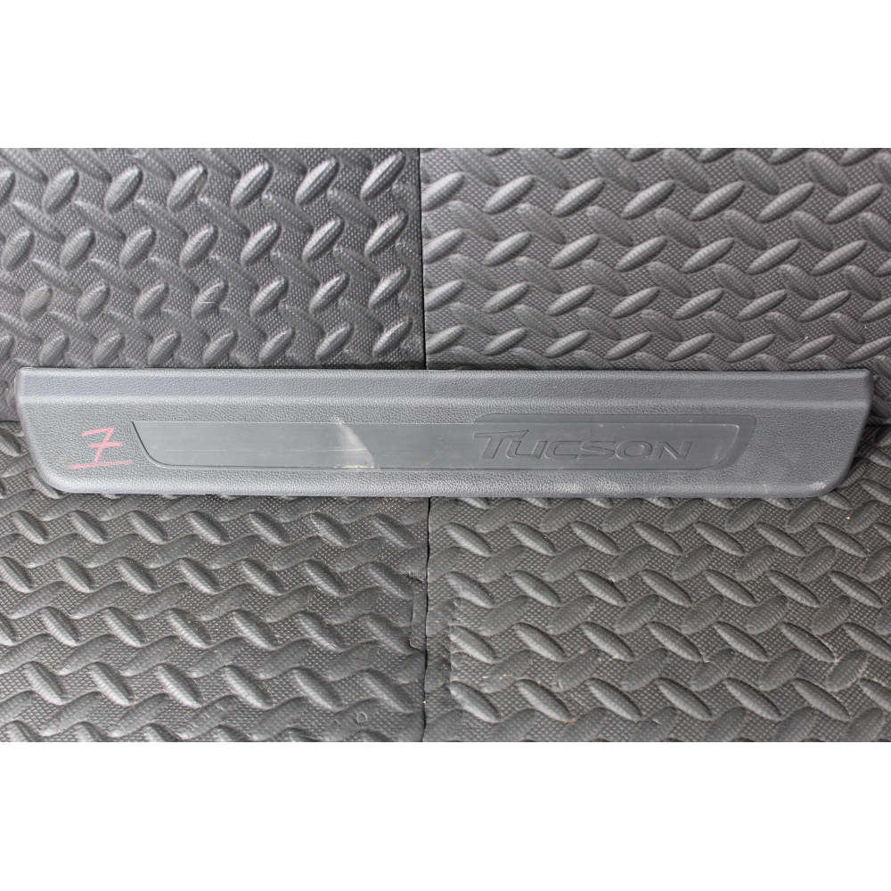 85873-D7000 PROFILO BATTITACCO ANTERIORE SINISTRO HYUNDAI TUCSON (TL)(2015 >) 1.7 CRDI 141CV 104KW D4FD