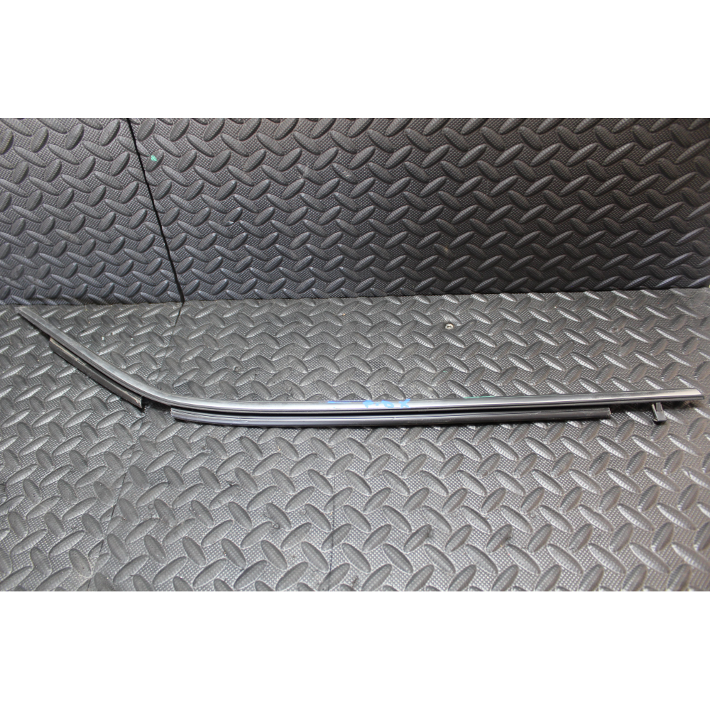 7573010030 RASCHIAVETRO ESTERNO POSTERIORE DESTRO TOYOTA C-HR (2016>) 1.8 HYBRID 2ZR-FXE