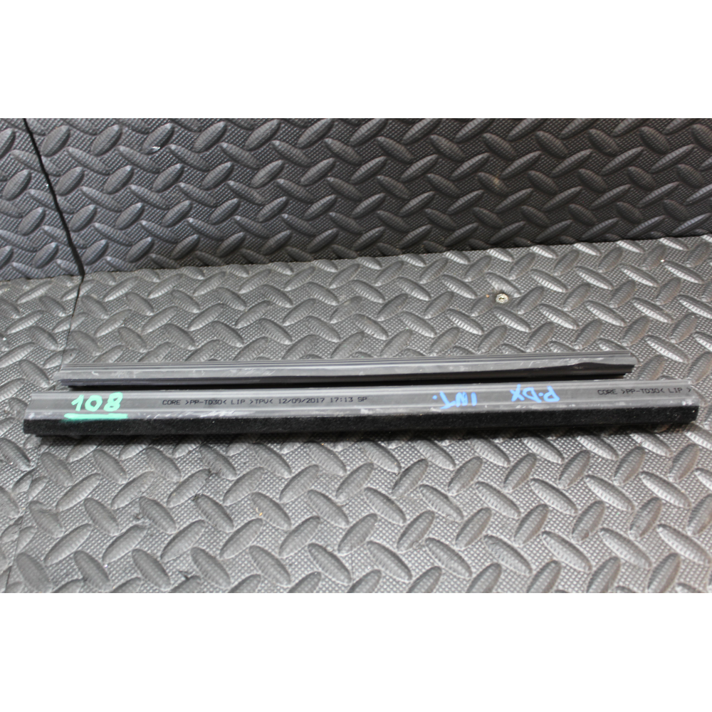 681735RR 68173F4011 RASCHIAVETRO INTERNO POSTERIORE DESTRO TOYOTA C-HR (2016>) 1.8 HYBRID 2ZR-FXE