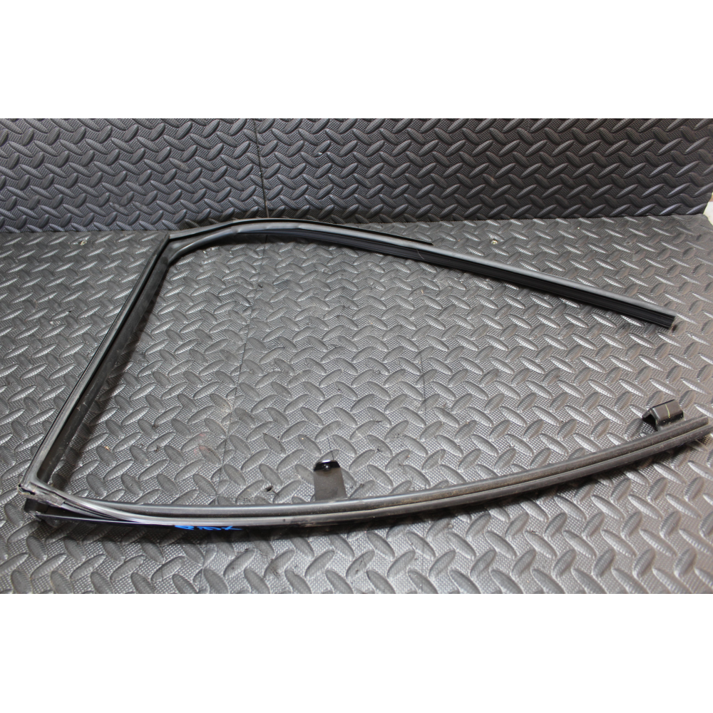 68142-F4010 GUARNIZIONE VETRO POSTERIORE DESTRO TOYOTA C-HR (2016>) 1.8 HYBRID 2ZR-FXE