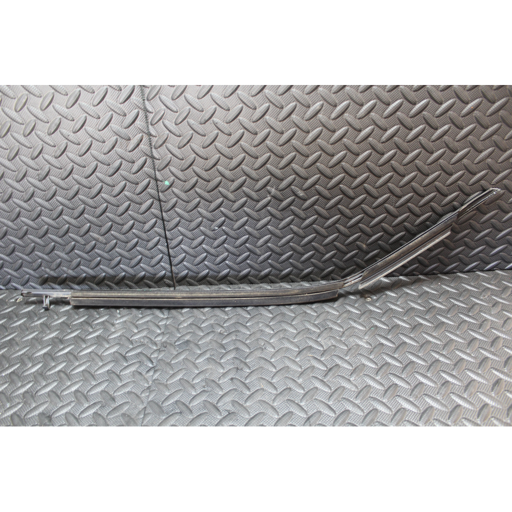 7573010030 RASCHIAVETRO ESTERNO POSTERIORE DESTRO TOYOTA C-HR (2016>) 1.8 HYBRID 2ZR-FXE