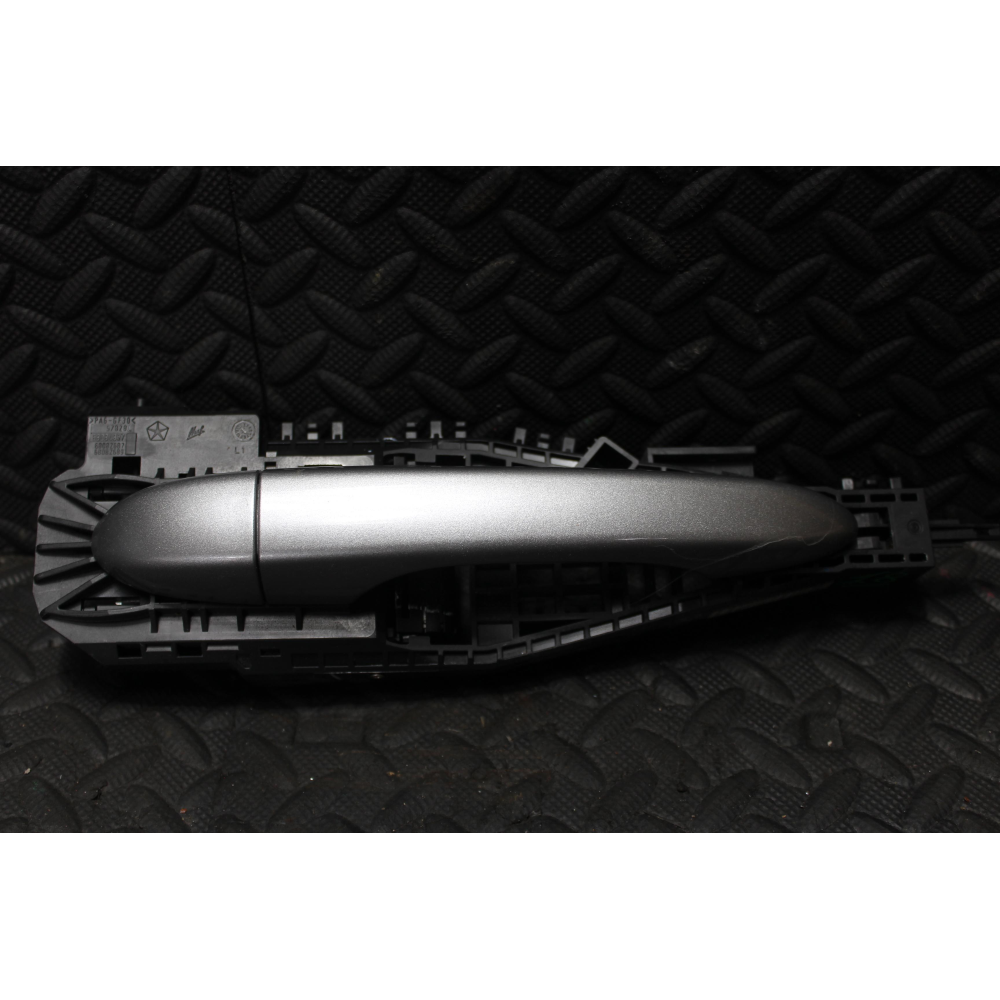 P68082689AE MANIGLIA ESTERNA POSTERIORE SINISTRA JEEP CHEROKEE 5 (KL)(2013 >) 2.2 CRD COD MOT; LAU61