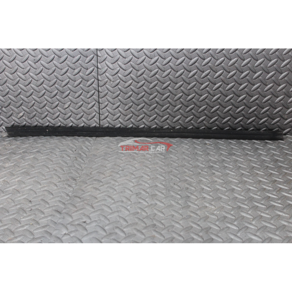 RASCHIAVETRO INTERNO ANTERIORE DESTRO HYUNDAI TUCSON (TL)(2015 >) 1.7 CRDI 141CV 104KW D4FD