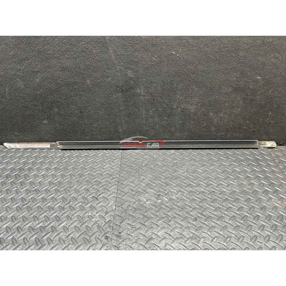 K57010327AE RASCHIAVETRO ESTERNO ANTERIORE SINISTRO LANCIA THEMA 2 (LX)(2011 >) 3.0 D 239CV 176KW COD MOT; EXF