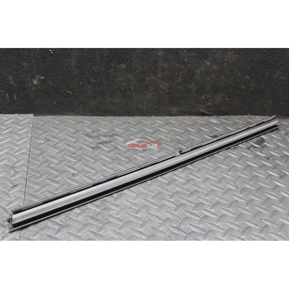 RASCHIAVETRO INTERNO ANTERIORE SINISTRO FIAT PANDA 3 (312,319)(2012 >)