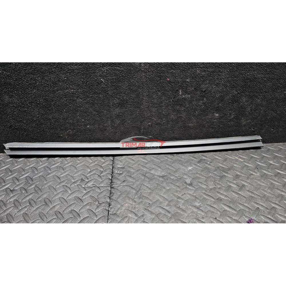 RASCHIAVETRO INTERNO ANTERIORE SINISTRO JEEP CHEROKEE 5 (KL)(2013 >)