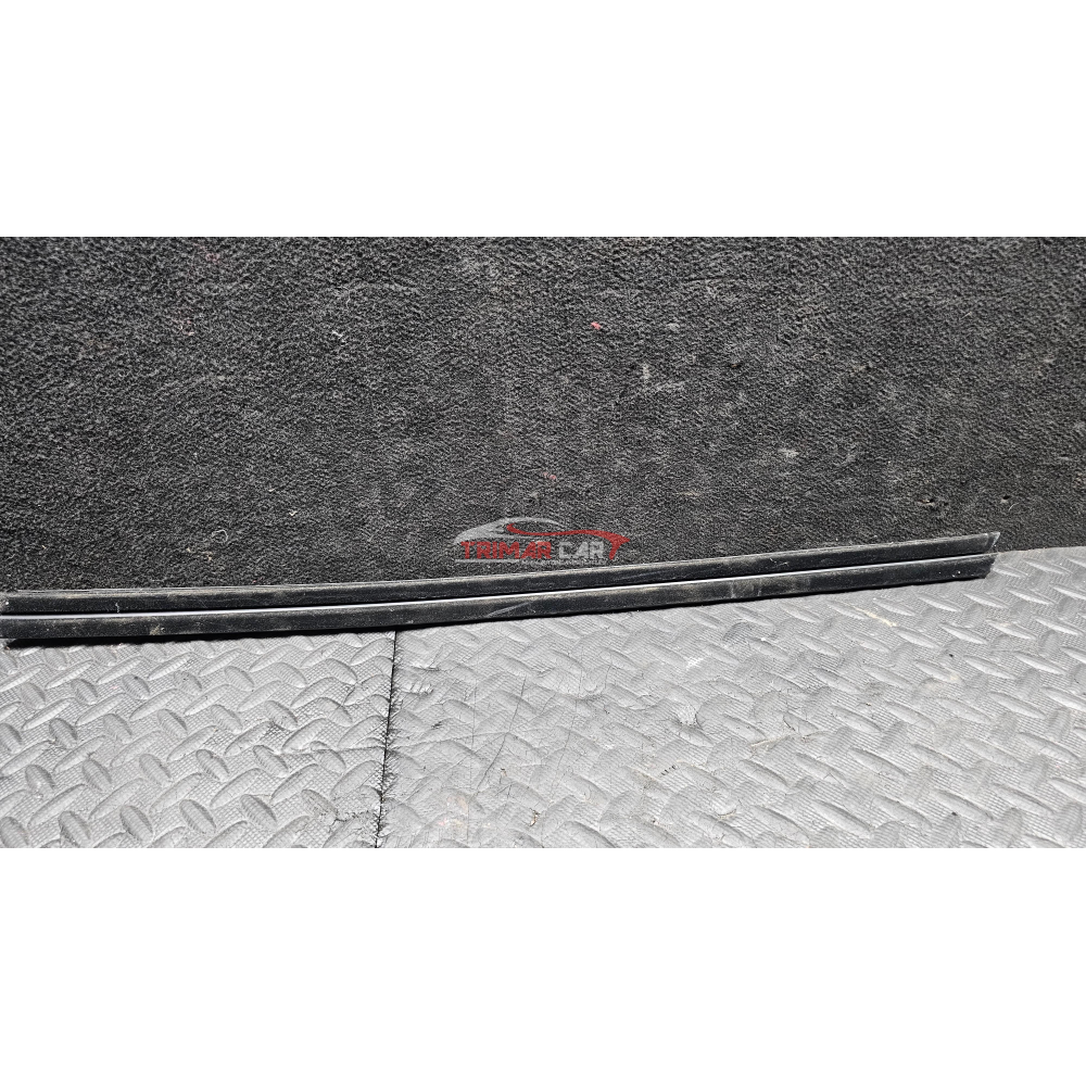 RASCHIAVETRO INTERNO ANTERIORE SINISTRO JEEP CHEROKEE 5 (KL)(2013 >)