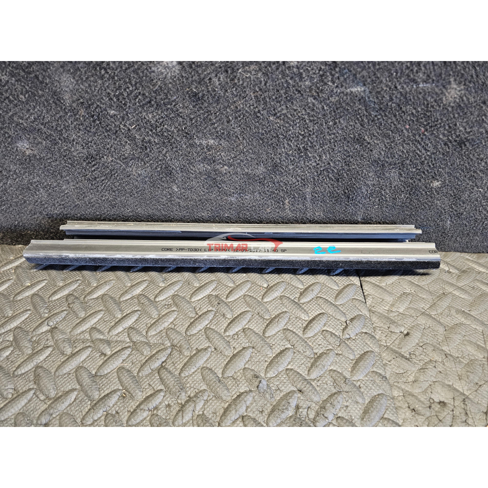 68174F4011 RASCHIAVETRO INTERNO POSTERIORE SINISTRO TOYOTA C-HR (2016>)