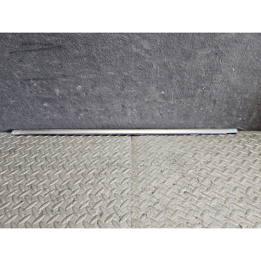 RASCHIAVETRO ESTERNO ANTERIORE SINISTRO LANCIA YPSILON 3 (312)(2011 >)