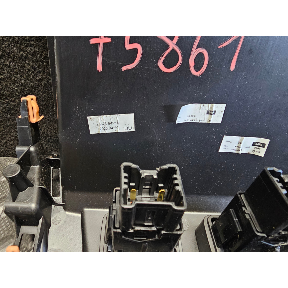 73823-54P10  37850-61M00 INTERRUTTORE RISCALDAMENTO SEDILE SUZUKI VITARA 3 (LY)(2015>) 1.5Hybrid AllGrip 4X4 116CV 85KW K15C