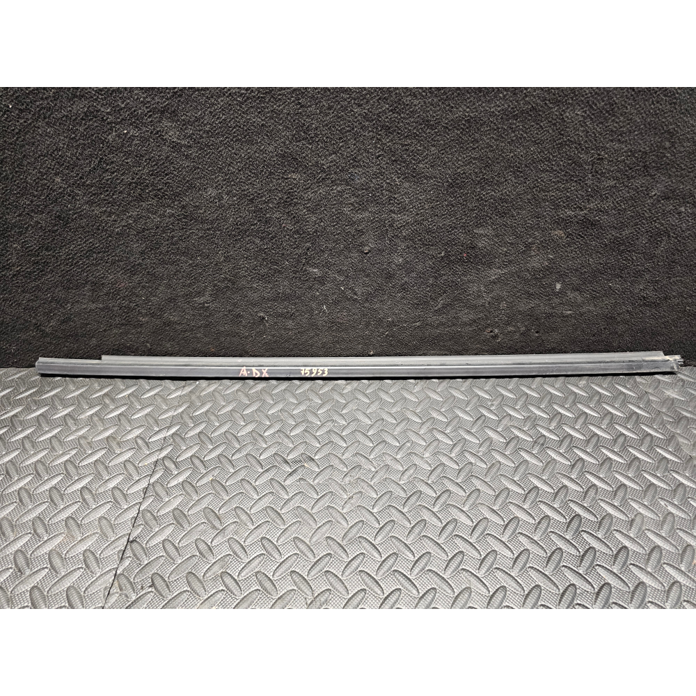 83811-54P00-000  RASCHIAVETRO ESTERNO ANTERIORE DESTRO SUZUKI VITARA 3 (LY)(2015>)