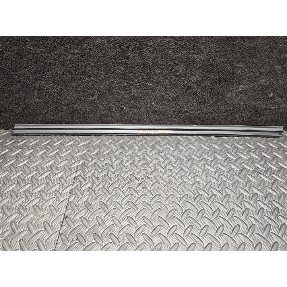 83851-54P00-000 RASCHIAVETRO INTERNO ANTERIORE DESTRO SUZUKI VITARA 3 (LY)(2015>)