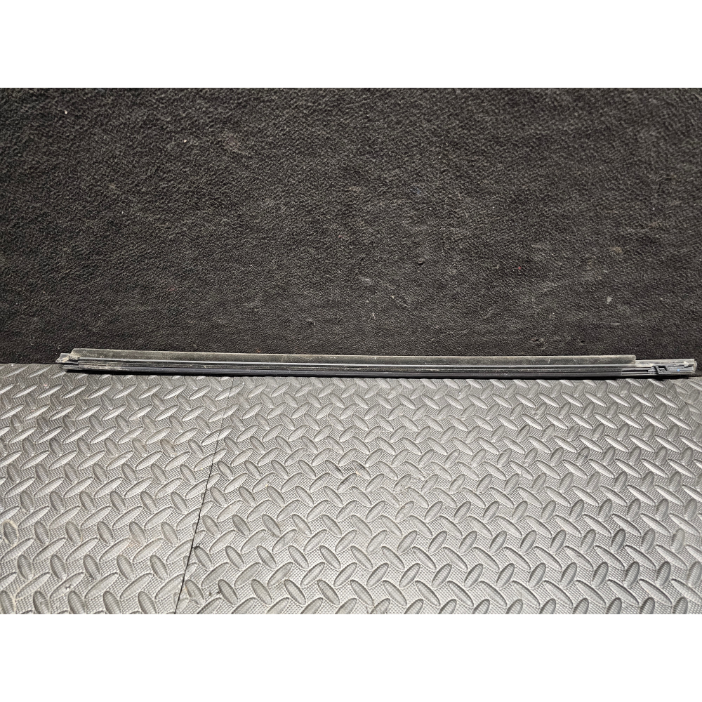 83811-54P00-000  RASCHIAVETRO ESTERNO ANTERIORE DESTRO SUZUKI VITARA 3 (LY)(2015>)