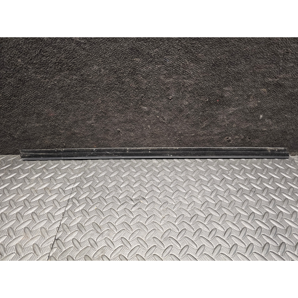 83851-54P00-000 RASCHIAVETRO INTERNO ANTERIORE DESTRO SUZUKI VITARA 3 (LY)(2015>)