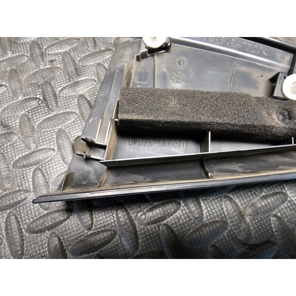 67673-0D030 TRIANGOLO PORTA POSTERIORE DESTRA TOYOTA YARIS 3 III (P13)(2010>)