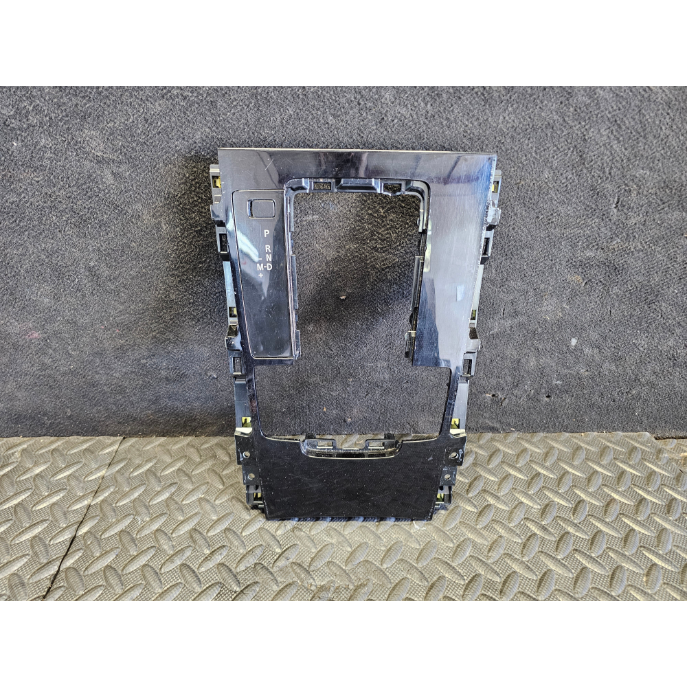 BDGJ-64341 CORNICE PLANCIA TUNNEL LEVA CAMBIO MAZDA 3 (BP)(2019>) 1.8SKYACTIV-D 85KW 116CV S8