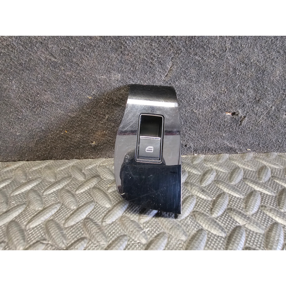 BDGF66370 INTERRUTTORE ALZAVETRO POSTERIORE DESTRO MAZDA 3 (BP)(2019>)