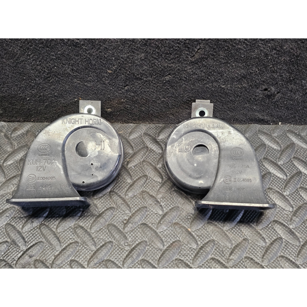 KUH-70A KIT 2 TROMBE AVVISATORE ACUSTICO TROMBA CLACSON MAZDA 3 (BP)(2019>)