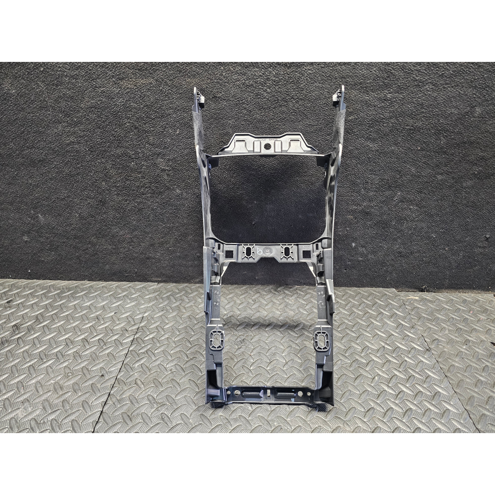 BDGF-64426 TELAIO BRACCIOLO POGGIABRACCIO PORTAOGGETTI MAZDA 3 (BP)(2019>)