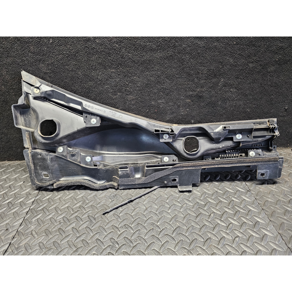 BCKA507N1 GRIGLIA GOCCIOLATOIO PARABREZZA SINISTRA MAZDA 3 (BP)(2019>)