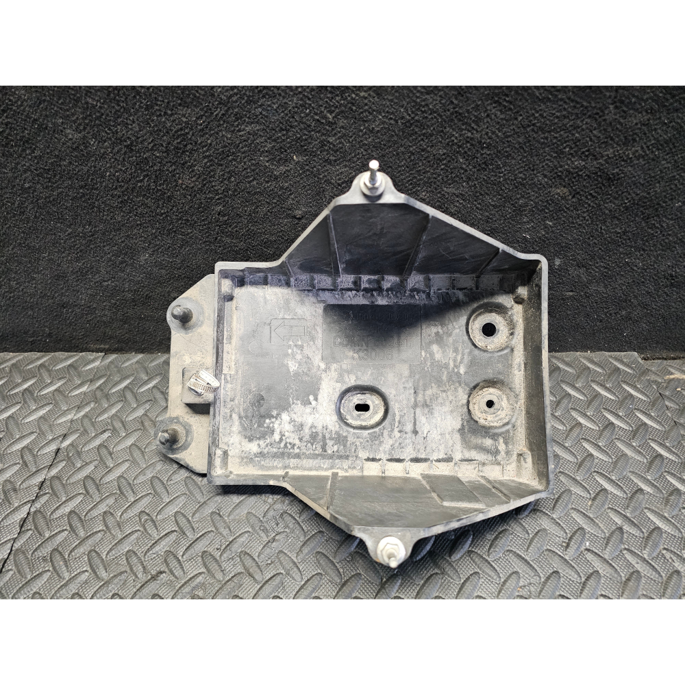 BDMN-56041 SUPPORTO PORTA BATTERIA MAZDA 3 (BP)(2019>) 1.8SKYACTIV-D 85KW 116CV S8