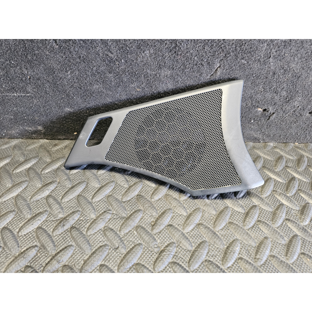 BCJH-684W1 CORNICE GRIGLIA CASSA ANTERIORE DESTRA MAZDA 3 (BP)(2019>)