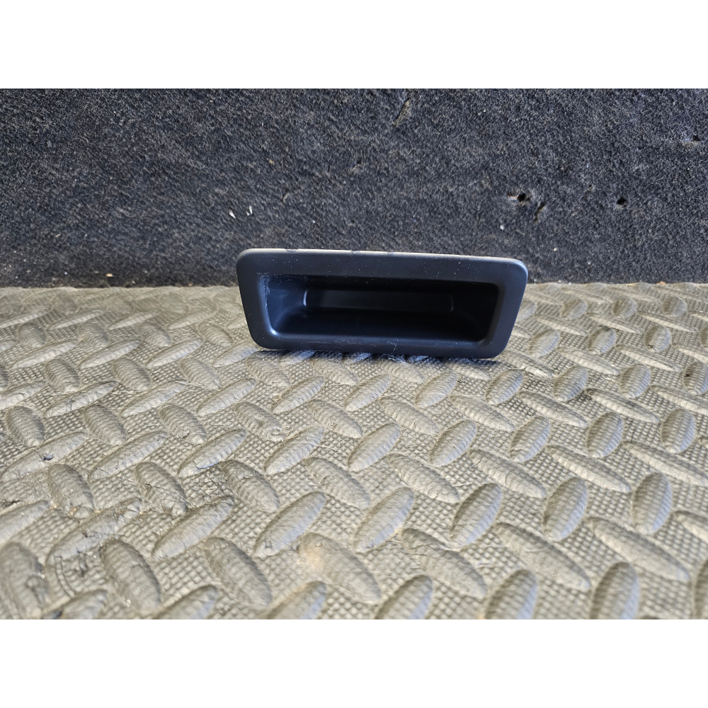 KB7W-68966 MANIGLIA APERTURA PORTELLONE POSTERIORE INTERNA MAZDA 3 (BP)(2019>)