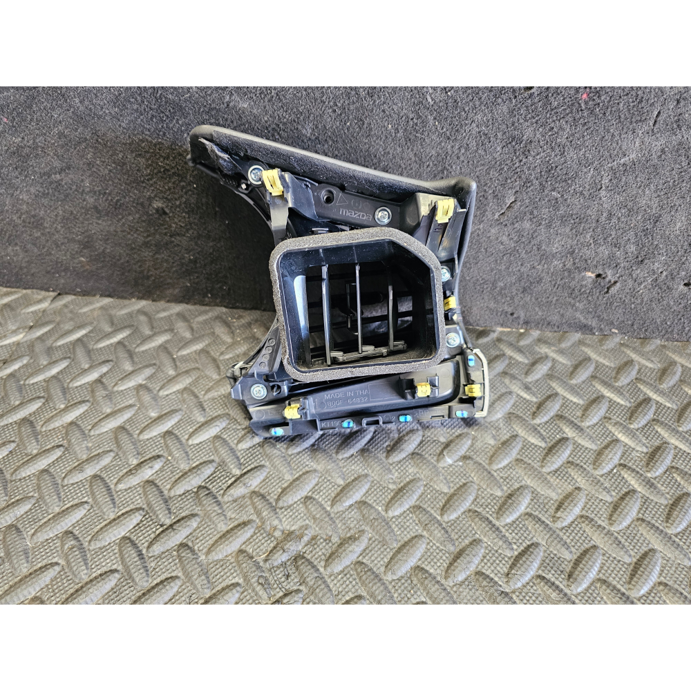 BDGF-64832 BOCCHETTA ARIA CLIMA CRUSCOTTO SINISTRA MAZDA 3 (BP)(2019>)