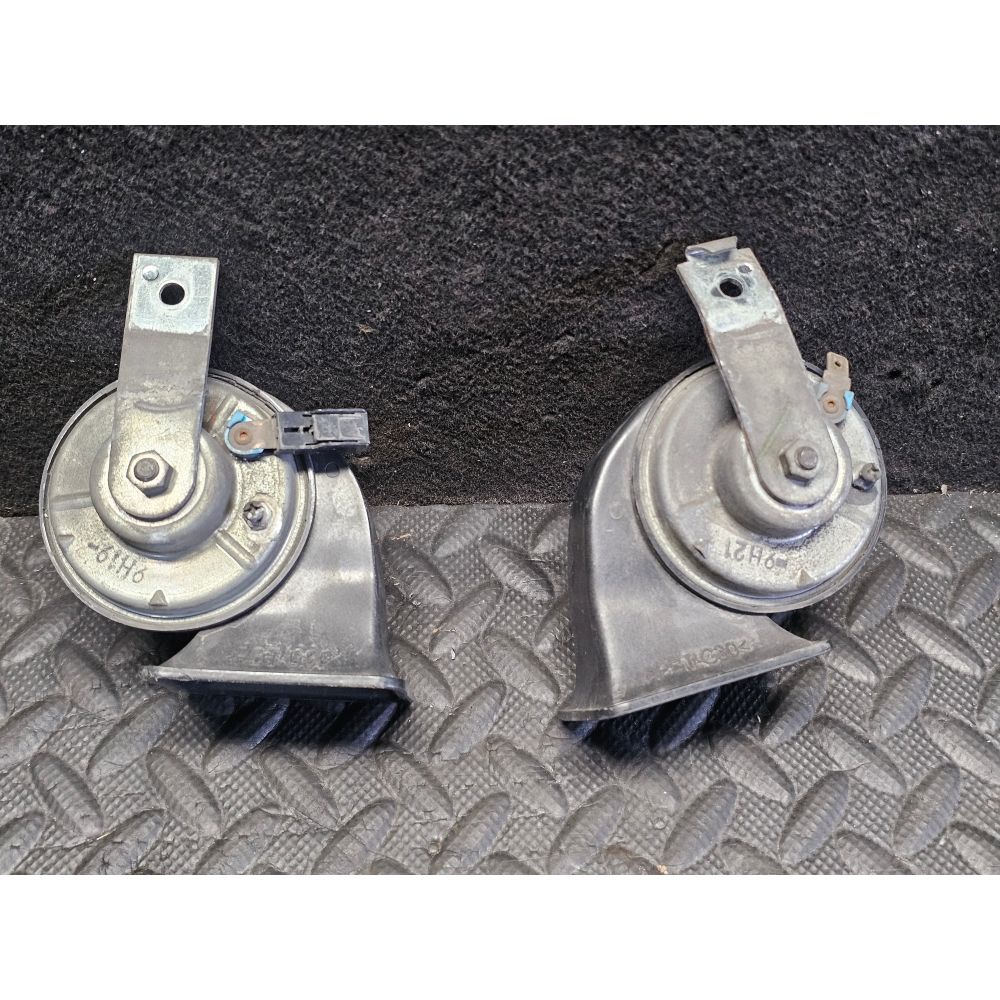 KUH-70A KIT 2 TROMBE AVVISATORE ACUSTICO TROMBA CLACSON MAZDA 3 (BP)(2019>)