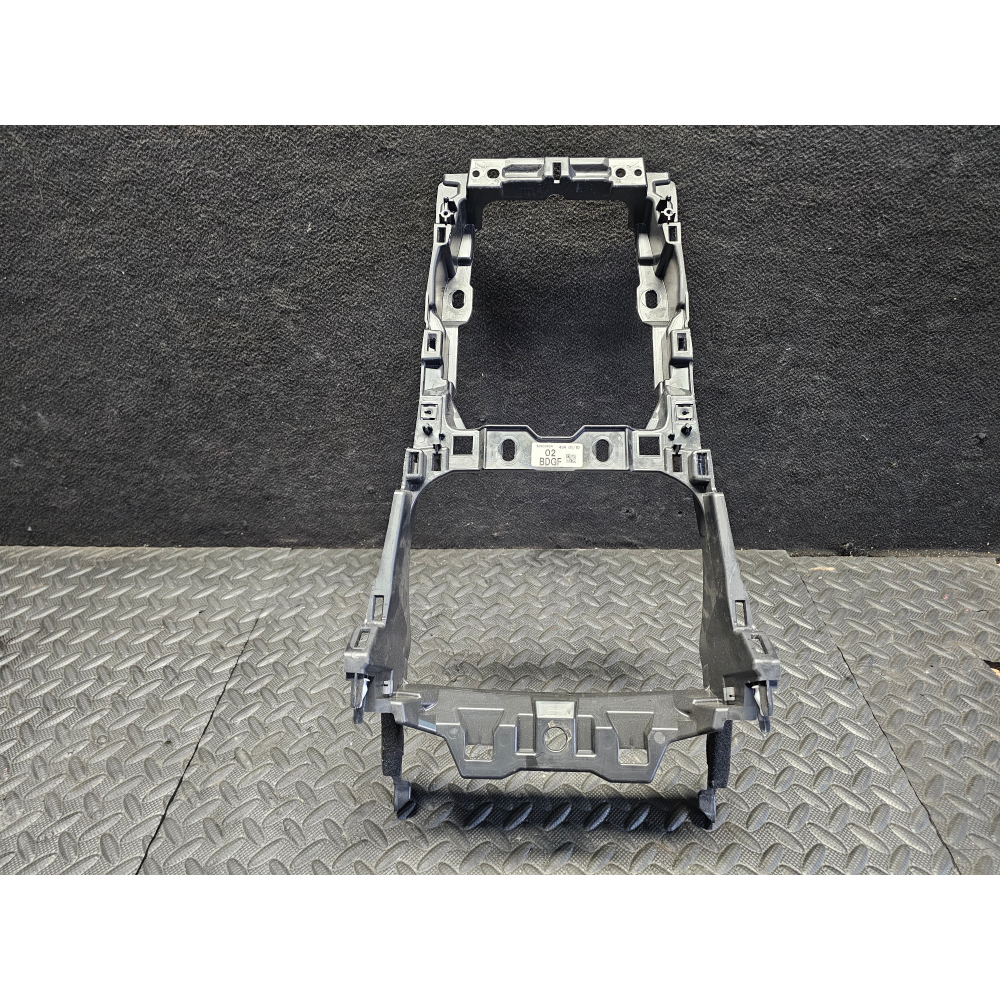 BDGF-64426 TELAIO BRACCIOLO POGGIABRACCIO PORTAOGGETTI MAZDA 3 (BP)(2019>)