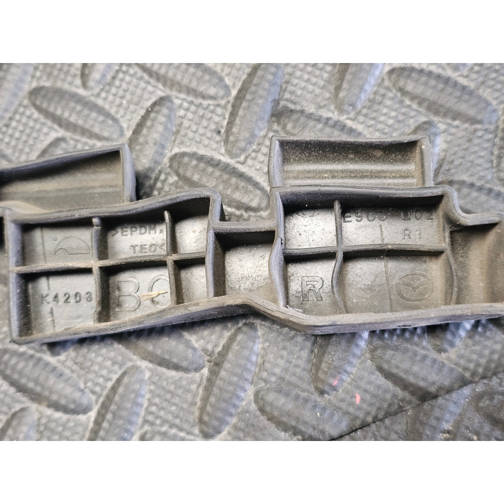 E9CC-Q02 GUARNIZIONE COFANO ANTERIORE MAZDA 3 (BP)(2019>)