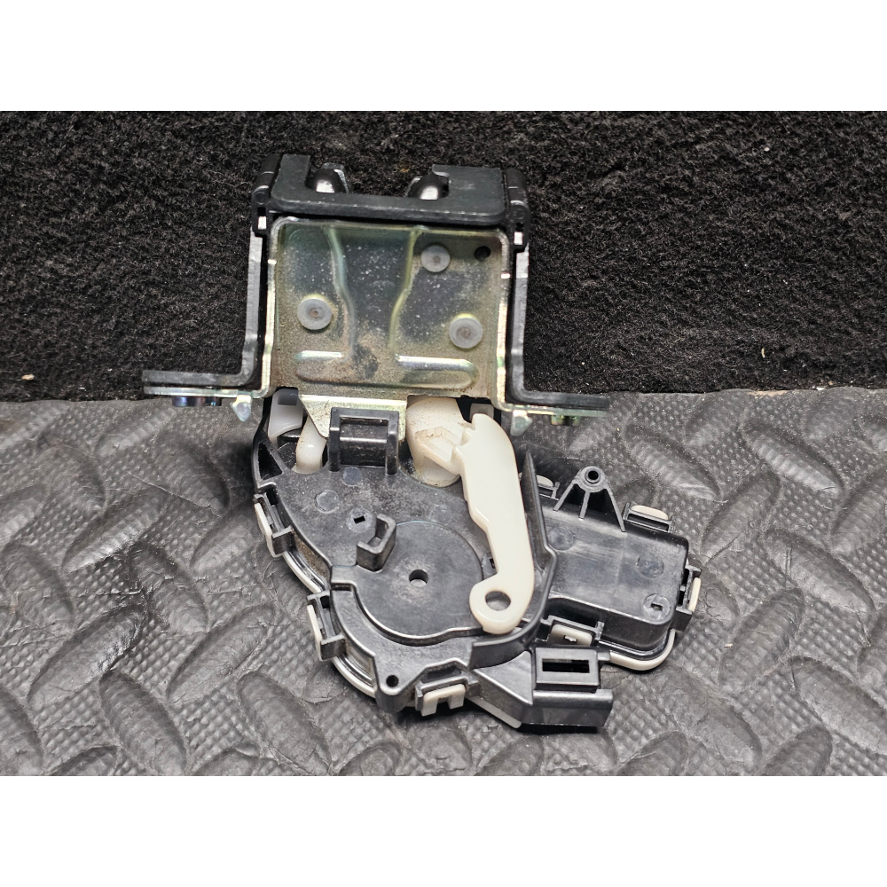 A8630 SERRATURA PORTELLONE POSTERIORE MAZDA 3 (BP)(2019>)