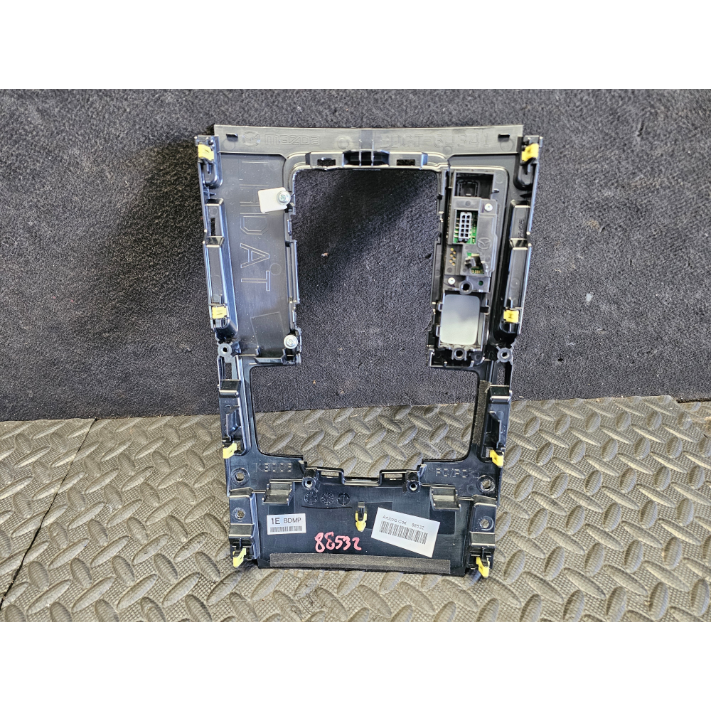 BDGJ-64341 CORNICE PLANCIA TUNNEL LEVA CAMBIO MAZDA 3 (BP)(2019>) 1.8SKYACTIV-D 85KW 116CV S8