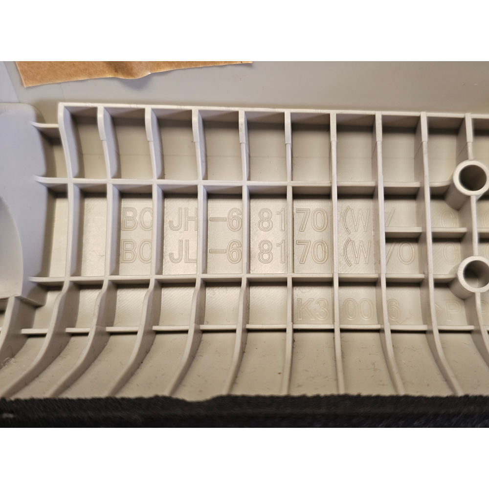 BCJH-T1172 MODANATURA RIVESTIMENTO MONTANTE SINISTRO MAZDA 3 (BP)(2019>)