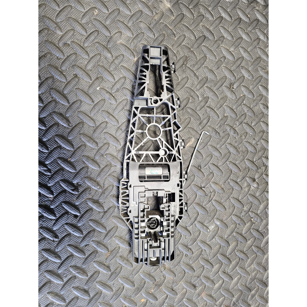 68242308AB SUPPORTO MANIGLIA ESTERNA ANTERIORE DESTRA JEEP COMPASS (MP,M6)(2016>)