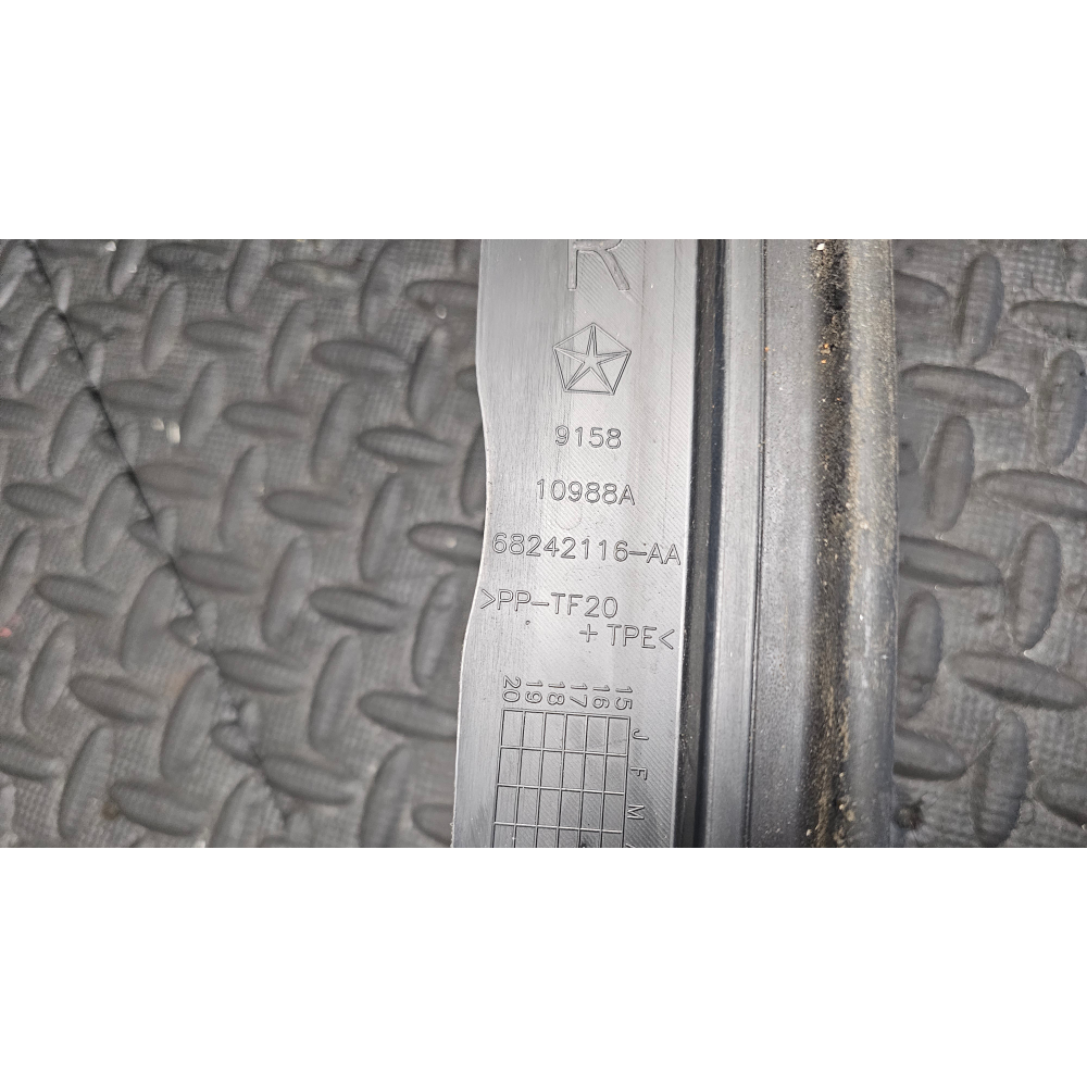 68242116AA GUARNIZIONE SPORTELLO ANTERIORE DESTRA PARAFANGO JEEP COMPASS (MP,M6)(2016>)