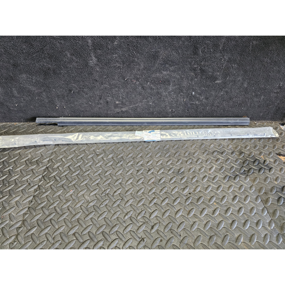 1323854 RASCHIAVETRO ESTERNO ANTERIORE SINISTRO FORD FOCUS 1 (DAW,DBW)(98-07)