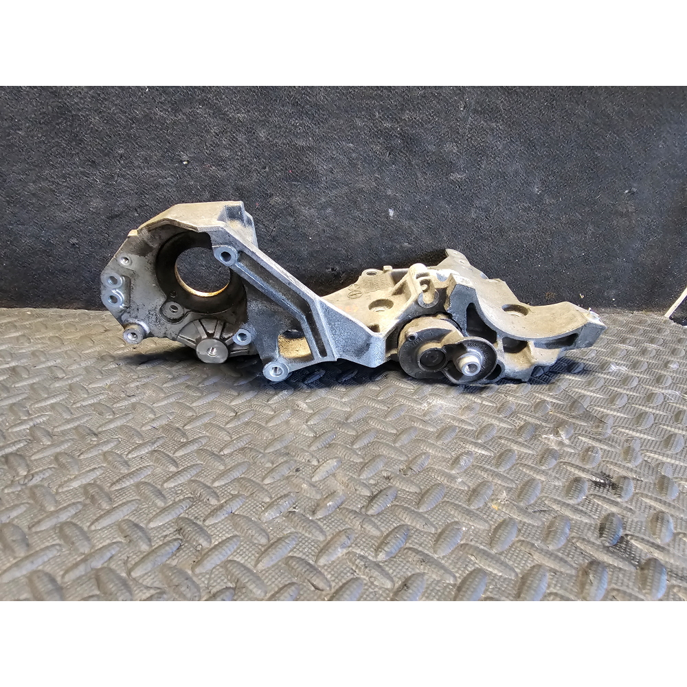 03L903143K SUPPORTO MOTORE POMPA GASOLIO VW GOLF 6 VI (5K1)(2008-2013) 1.6 TDI 105CV 77KW COD MOTORE: CAYC
