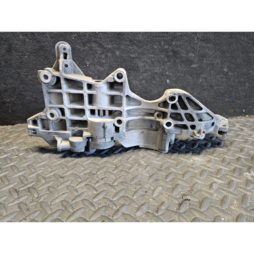 03L903143K SUPPORTO MOTORE POMPA GASOLIO VW GOLF 6 VI (5K1)(2008-2013) 1.6 TDI 105CV 77KW COD MOTORE: CAYC