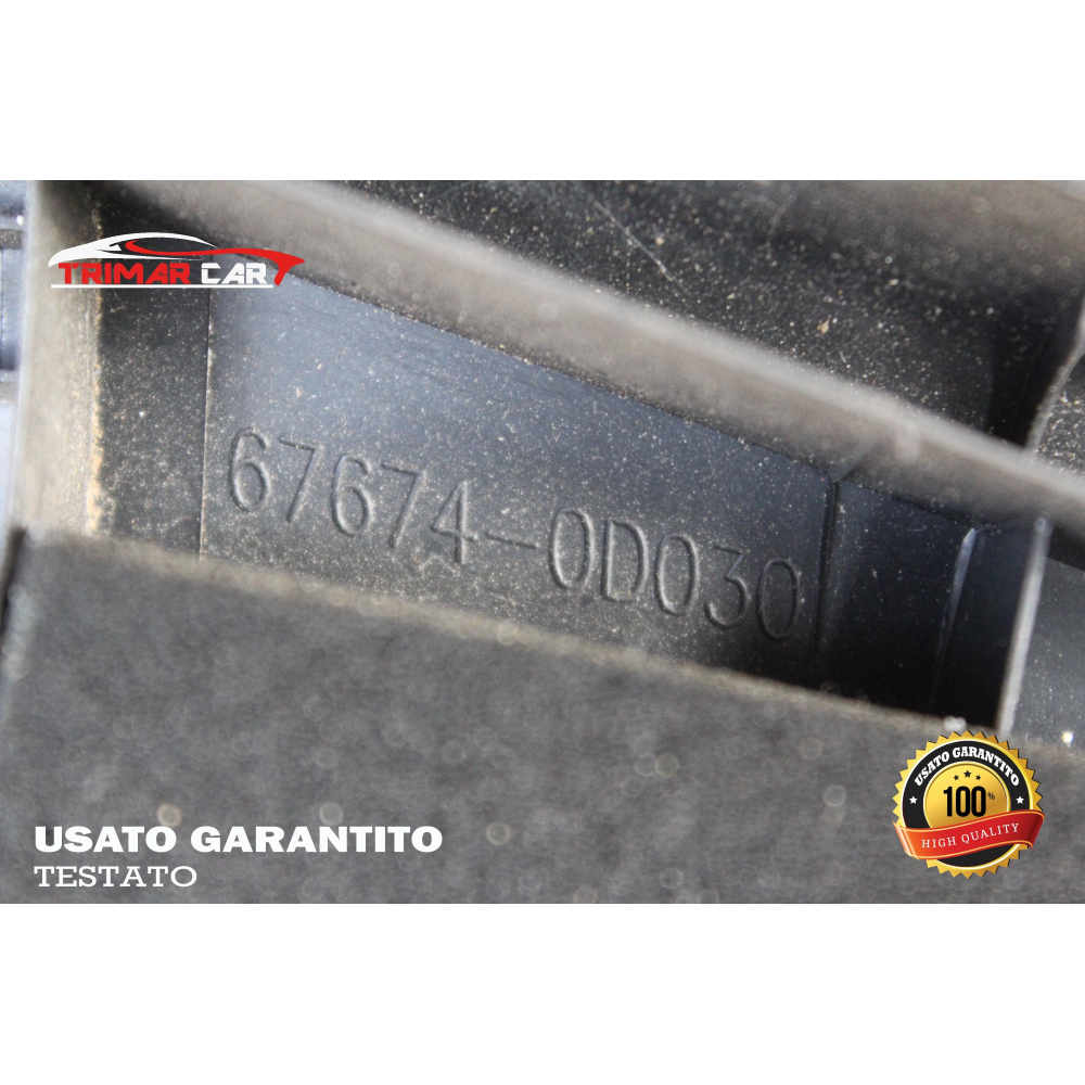 67674-0D030 PANNELLO TRIANGOLO PORTA POSTERIORE SX TOYOTA YARIS 3 III (P13)(2010 IN POI)