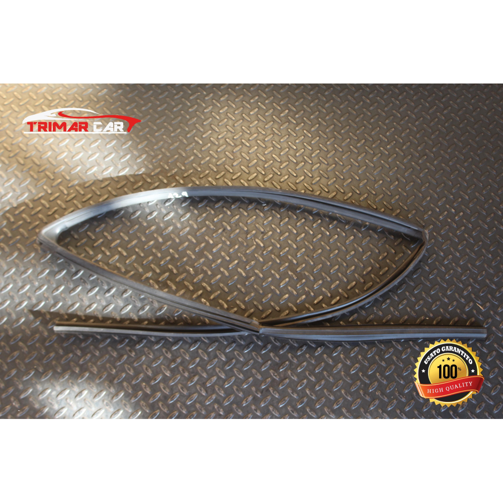 68141-0D160 GUARNIZIONE VETRO ANTERIORE DESTRO TOYOTA YARIS 3 III (P13)(2010 IN POI) 1.4D-4D  90CV  66KW  COD MOT; 1NDTV